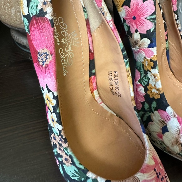 Size 6 1/2 -7 flowered heels NWOT - Picture 6 of 8